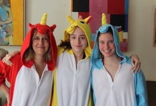 Alessandra Lewis with her twin sister Francesca Lewis and mother Alisyn Camerota.
